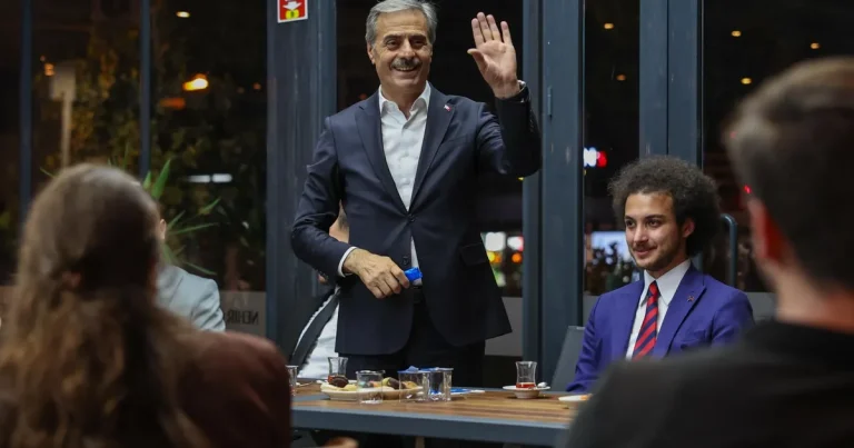 baskan-alemdar-sakaryada-genclerle-bulustu-LXqdv3xm.webp