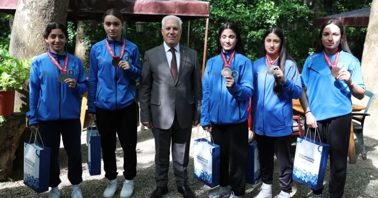 baskan-bozbey-bursanin-gururlariyla-bulustu-1CQ2xzOm.webp