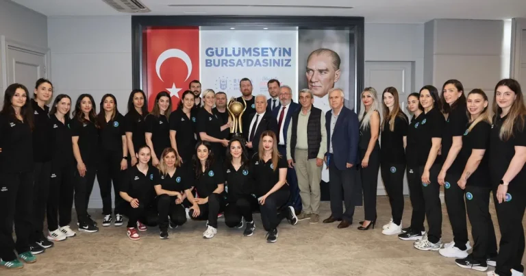 baskan-bozbeyden-sampiyon-hentbol-takimina-ovgu-8ZAChcxC.webp