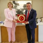 birlesik-krallik-turkiye-buyukelcisi-baskan-muhittin-boceki-ziyaret-etti-ItfS6ssC.webp