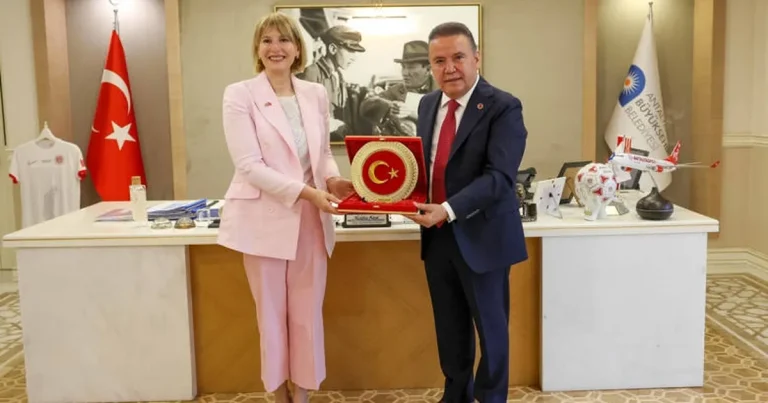 birlesik-krallik-turkiye-buyukelcisi-baskan-muhittin-boceki-ziyaret-etti-ItfS6ssC.webp