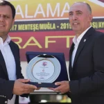 bremenden-uzanan-dost-eli-dalamana-ulasti-lU8C6rrx.webp