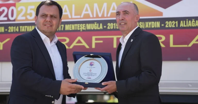 bremenden-uzanan-dost-eli-dalamana-ulasti-lU8C6rrx.webp