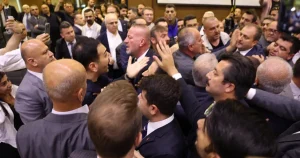 bursa-buyuksehir-meclisinde-gerginlik-baskan-bozbeyden-saldiriya-kinama-9AEbxN3Q.webp
