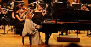 bursa-nilufer-senfoni-orkestrasi-ilk-konserinde-gulsin-onayi-agirladi-jGU6CY9l.webp
