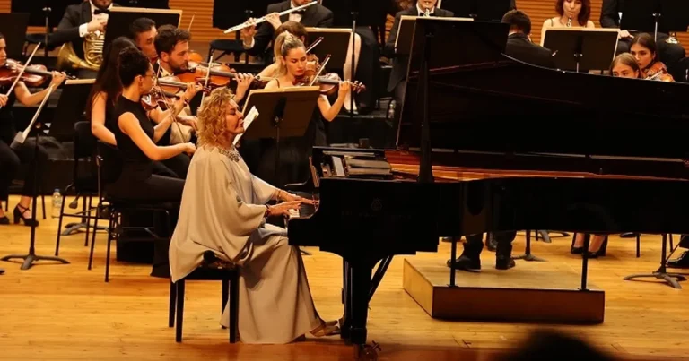 bursa-nilufer-senfoni-orkestrasi-ilk-konserinde-gulsin-onayi-agirladi-jGU6CY9l.webp