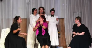bursada-osmangazili-kadinlar-kozalar-oyunu-ile-izleyici-karsisinda-Ejiscxd1.webp