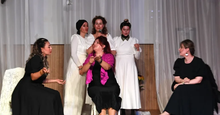 bursada-osmangazili-kadinlar-kozalar-oyunu-ile-izleyici-karsisinda-Ejiscxd1.webp