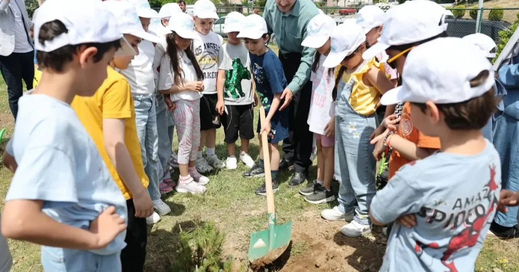cayirovali-ogrenciler-birlikte-fidan-dikti-Jkaxg19k.webp