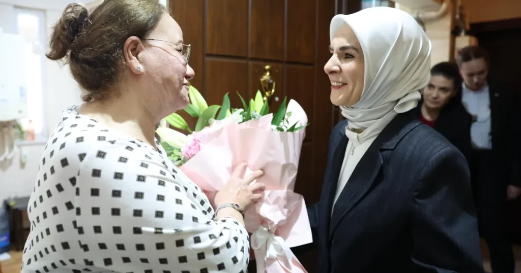 devlet-korumasindaki-cocuklarin-gonullu-annesine-bakan-goktastan-ziyaret-fBOsxqmV.webp