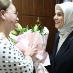 devlet-korumasindaki-cocuklarin-gonullu-annesine-bakan-goktastan-ziyaret-fBOsxqmV.webp