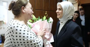 devlet-korumasindaki-cocuklarin-gonullu-annesine-bakan-goktastan-ziyaret-fBOsxqmV.webp