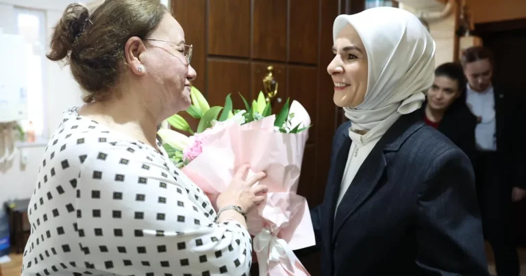 devlet-korumasindaki-cocuklarin-gonullu-annesine-bakan-goktastan-ziyaret-fBOsxqmV.webp