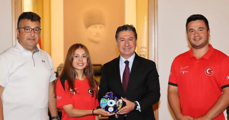 dunya-rekoru-kiran-okculardan-baskan-arasa-ziyaret-kf3utYkU.webp