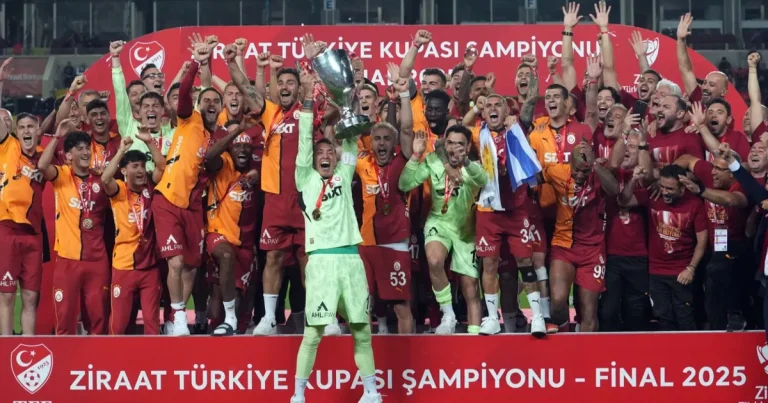 galatasaray-kupayi-coskuyla-kaldirdi-iPuShYvR.webp
