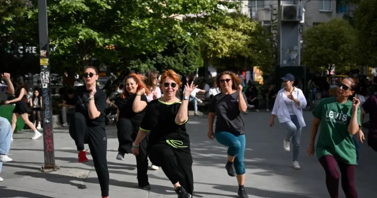 genclik-coskusu-bornova-sokaklarinda-yukseliyor-VAL6qhja.webp