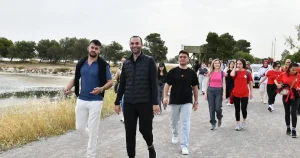 izmir-ciglide-genclik-ataturk-icin-yurudu-OntrE3xQ.webp
