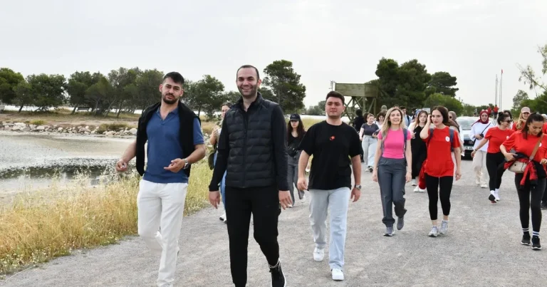 izmir-ciglide-genclik-ataturk-icin-yurudu-OntrE3xQ.webp