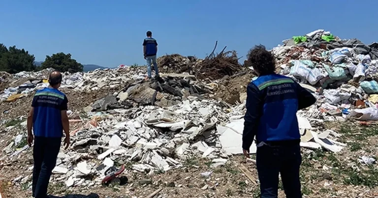 izmir-gaziemirde-acik-alana-atiga-18-milyar-tl-cevre-cezasi-81fZwbME.webp