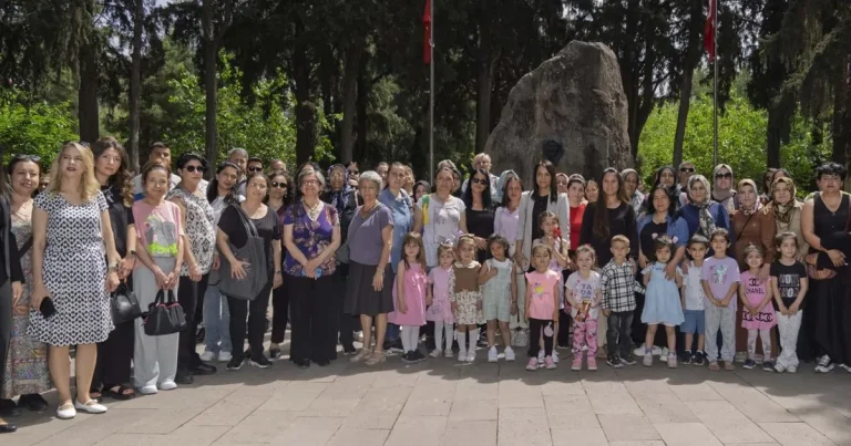 izmirli-annelere-en-ozel-kutlama-H7LVeAaX.webp