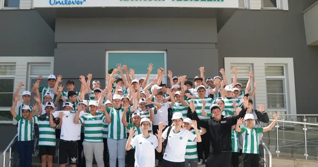 karatayli-cocuklar-konyaspor-antrenmanini-izledi-mR3AxeWN.webp