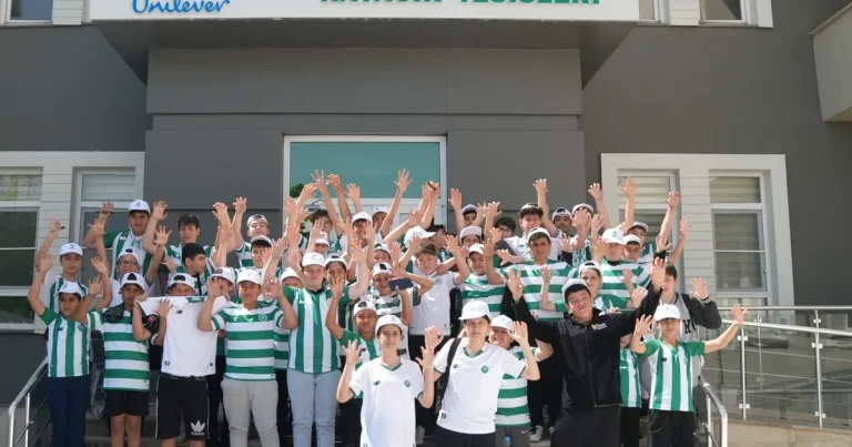 karatayli-cocuklar-konyaspor-antrenmanini-izledi-mR3AxeWN.webp