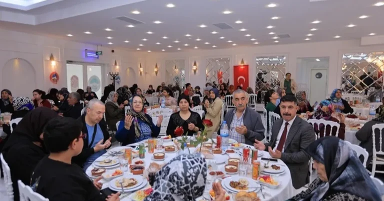 kayseri-buyuksehir-sehit-ve-gazi-annelerini-agirladi-IcXn9lwH.webp