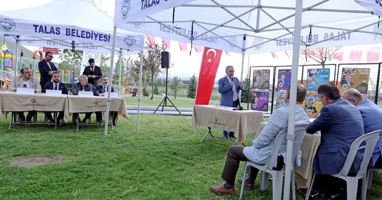 kayseri-talasta-vatandaslar-baskan-yalcina-soruyor-92hs9g2m.webp