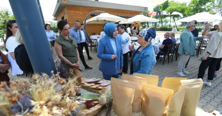 kefek-uyeleri-efes-tarlasi-yasam-koyunu-gezdi-DZ9V7kdO.webp