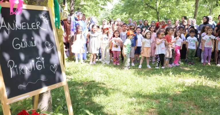 kocaeli-cayirova-cocuk-kuluplerinde-annelere-ozel-etkinlik-LubHAZxv.webp