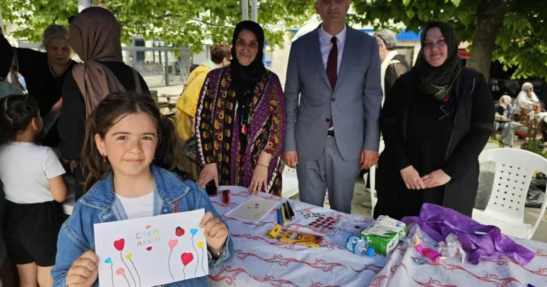 kocaeli-golcuklu-cocuklar-elleriyle-annelerine-hediye-yapti-XhpUutNf.webp
