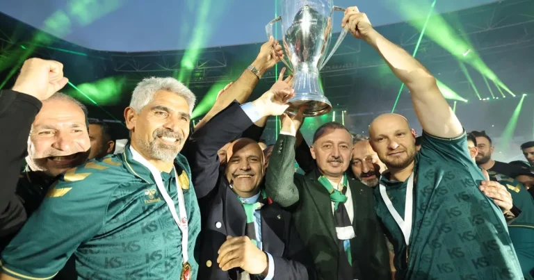 kocaeli-sampiyonluk-kupasini-kaldirdi-QLCYGcN7.webp
