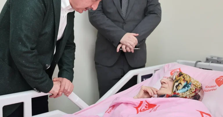 kocaelide-baskan-buyukakin-anneler-gununde-sehit-ailesi-ve-huzurevine-gitti-cbmPxOIa.webp