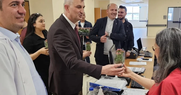 kocaelide-baskan-sezerden-hemsirelere-surpriz-kutlama-lIeGjzzr.webp