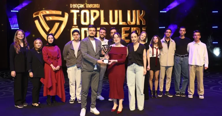 konya-genclik-meclisi-odullendirdi-Qy9Qv42m.webp
