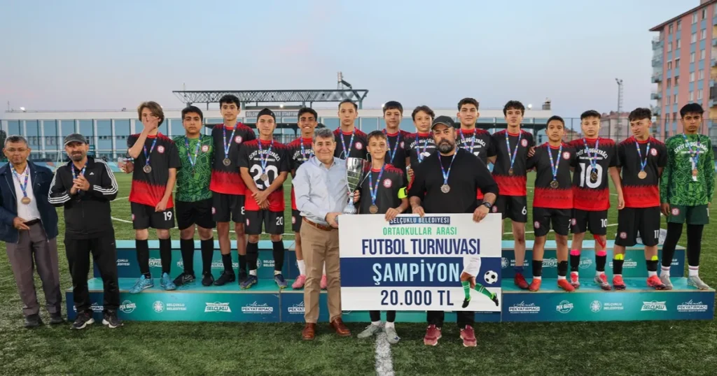 konya-selcukluda-ortaokullarin-futbol-heyecani-SGdnK3NH.webp