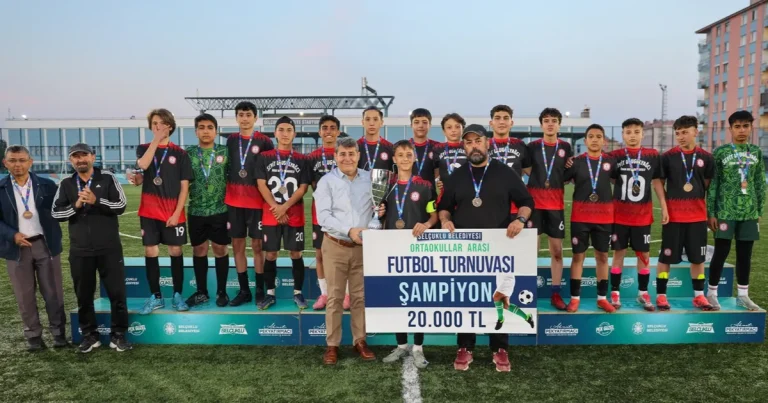konya-selcukluda-ortaokullarin-futbol-heyecani-SGdnK3NH.webp