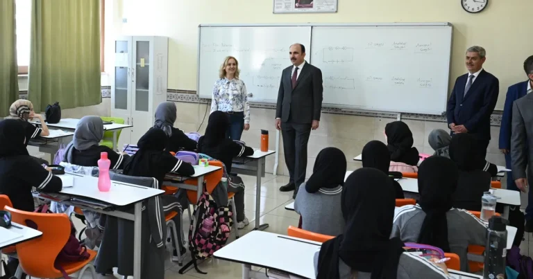 konyada-baskan-altay-ogrencilerle-bulustu-k7sRNYOq.webp