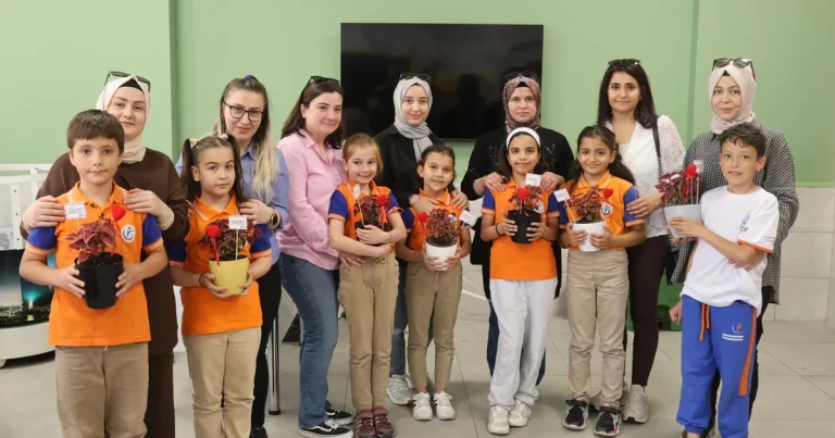 konyada-cocuklar-cicekleri-annelerine-hediye-etti-8KONcPaa.webp