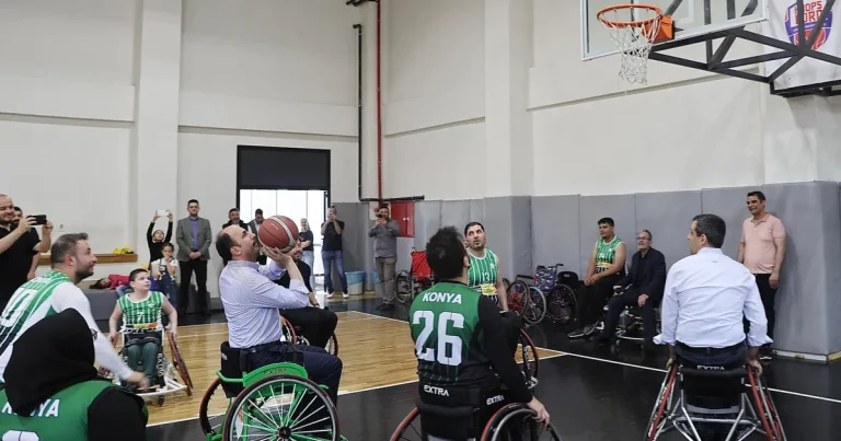 konyada-tekerlekli-sandalyede-pota-heyecani-eXYQEZ7d.webp
