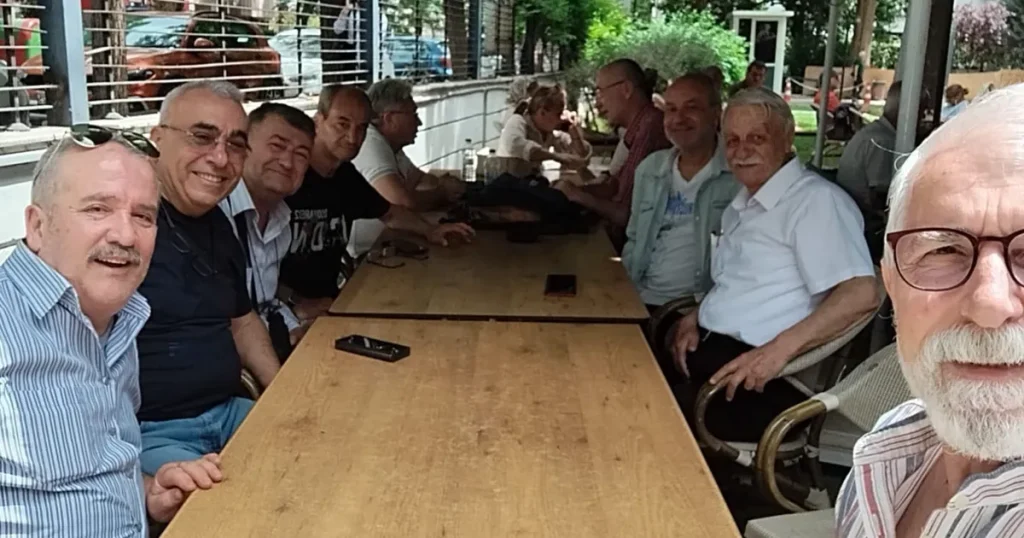 lise-arkadaslari-42-yil-sonra-bir-araya-geldi-BR9HDl27.webp
