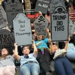 manhattanda-milyarder-galasina-protesto-soku-bqXTwcPp.webp
