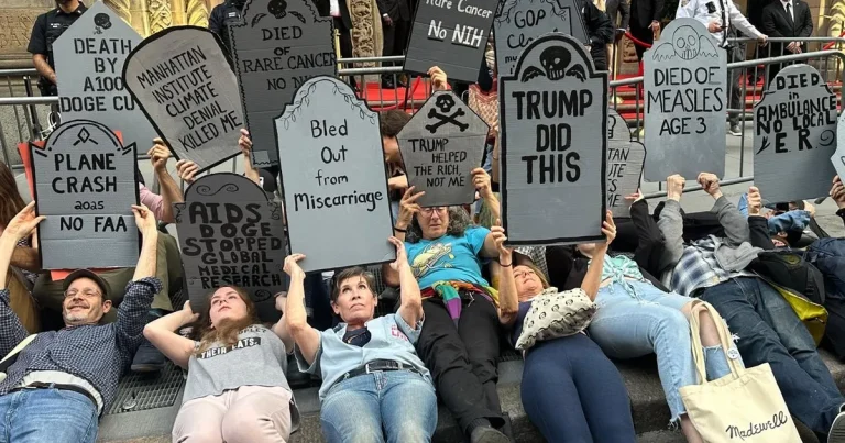 manhattanda-milyarder-galasina-protesto-soku-bqXTwcPp.webp