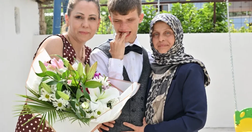 manisada-anneler-gununde-mutlu-eden-destek-AF7F2kWz.webp