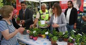 manisali-annelere-binlerce-cicek-dagitildi-38vSq29Y.webp