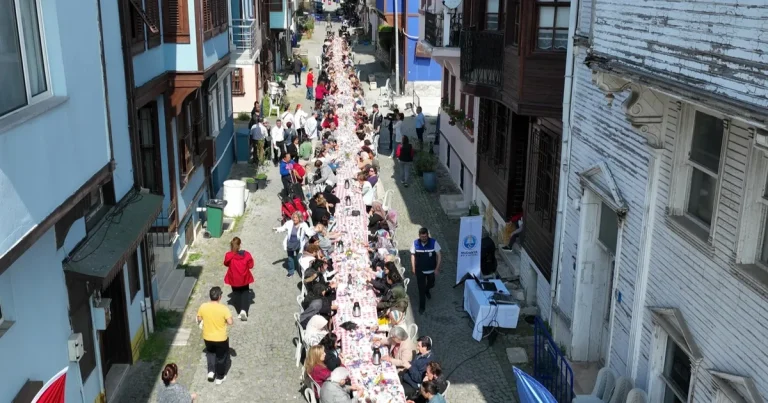 mudanyada-annelere-ozel-sevgi-sofrasi-HB5KAbWH.webp