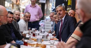 sakarya-uzuncarsida-baskan-alemdar-kunduraci-esnafiyla-bulustu-EfMtsX1I.webp