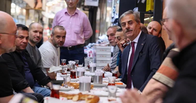 sakarya-uzuncarsida-baskan-alemdar-kunduraci-esnafiyla-bulustu-EfMtsX1I.webp
