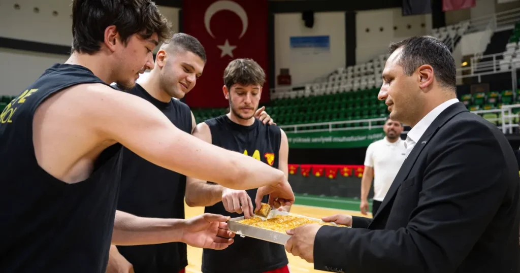 sari-kirmizili-ekip-sampiyonluk-macina-bornovada-cikiyor-OinhEPvE.webp