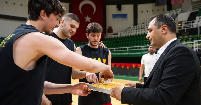 sari-kirmizili-ekip-sampiyonluk-macina-bornovada-cikiyor-OinhEPvE.webp